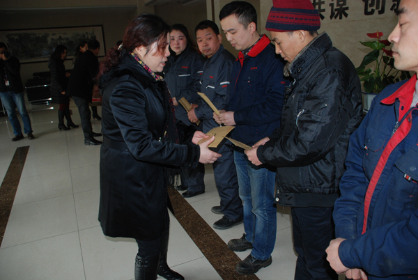 雙流縣總工會(huì)春節(jié)前到我公司慰問困難職工