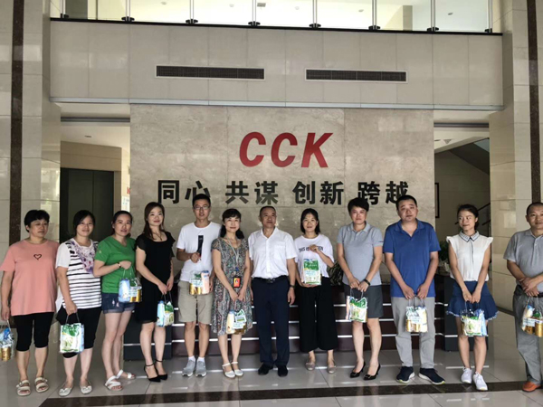 炎炎夏日送清涼 絲絲關愛入心田